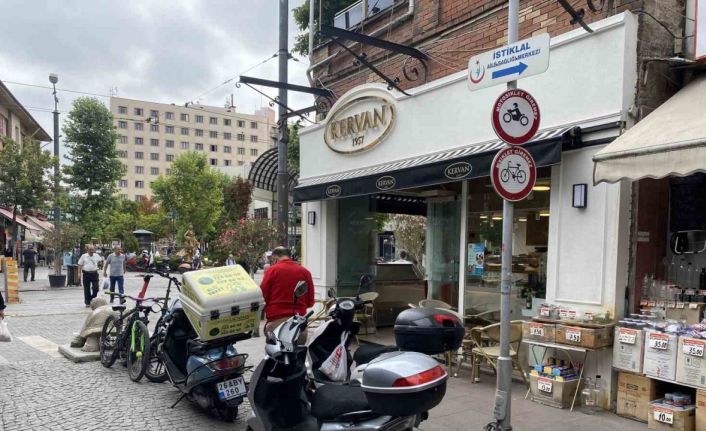 Bu sokakta trafik levhalarının hiçbir önemi yok