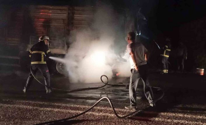 Buğday yüklü tır seyir halindeyken yandı