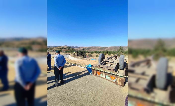 Buğday yüklü traktör devrildi, 2 kişi öldü