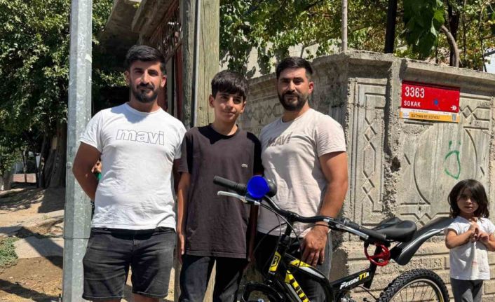 Bulduğu altınları sahibine teslim etmişti, söz verilen bisikletine kavuştu