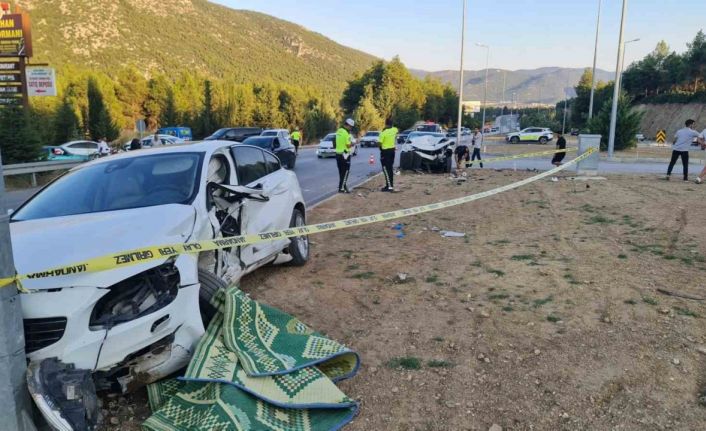 Burdur-Antalya karayolunda otomobiller çarpıştı, 1’i ağır 2 yaralı