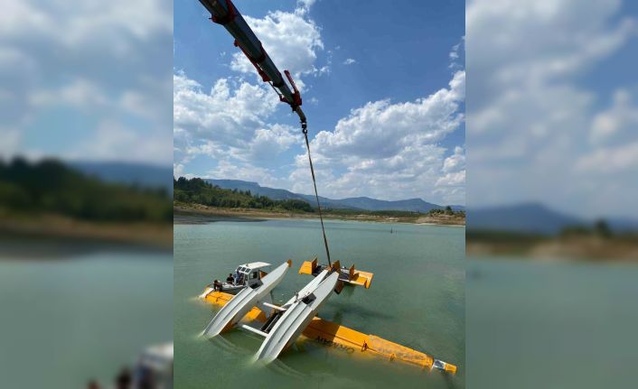 Burdur’da kırıma uğrayan eğitim uçağı vinç yardımıyla çıkarıldı