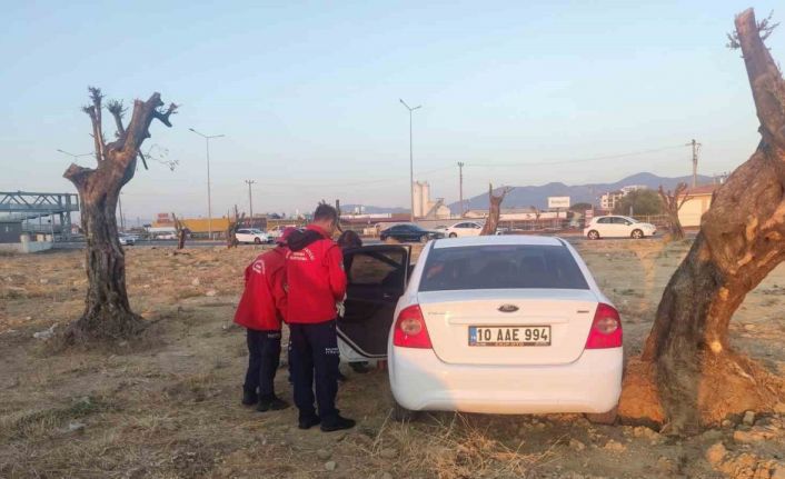 Burhaniye’de kazada araçta sıkışan vatandaşı itfaiye kurtardı