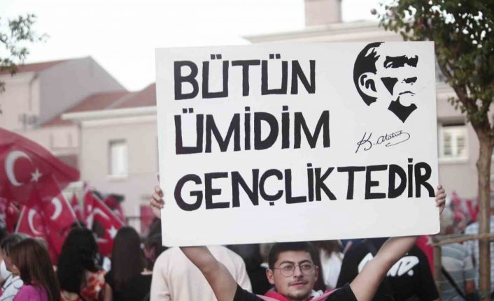 Bursa’da 30 Ağustos Zafer Bayramı coşkusu fener alayı ve Göksel konseriyle taçlandı