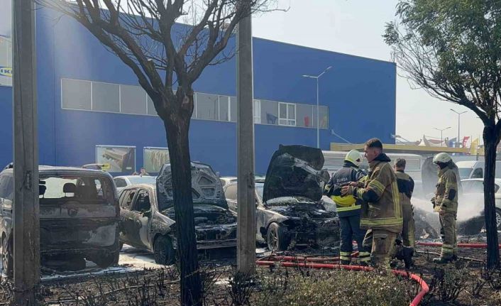 Bursa’da AVM otoparkında yangın: 6 araç kül oldu