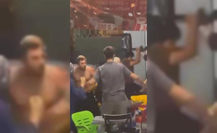 Bursa’da esnaf kavgası kamerada: Sandalyeler havada uçuştu