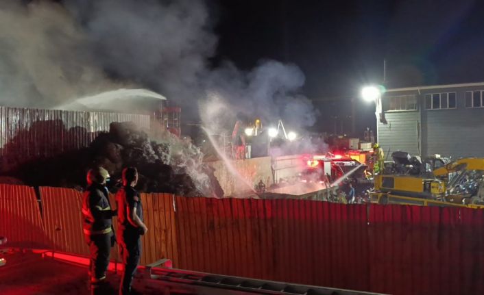 Bursa’da geri dönüşüm tesisinde yangın: 1 itfaiye eri ağır yaralandı