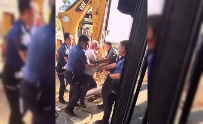 Bursa’da kafeterya yıkımında ortalık karıştı. Bir polis yaralı