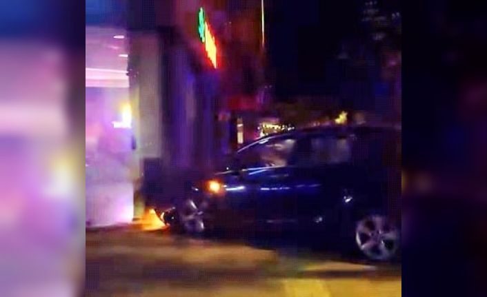 Bursa’da kontrolden çıkan otomobil önce elektrik panosuna ardından motosiklete çarptı