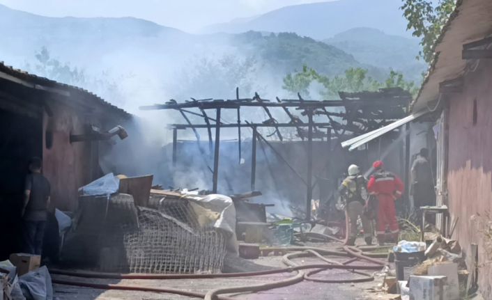 Bursa’da mobilya imalathanesinde yangın