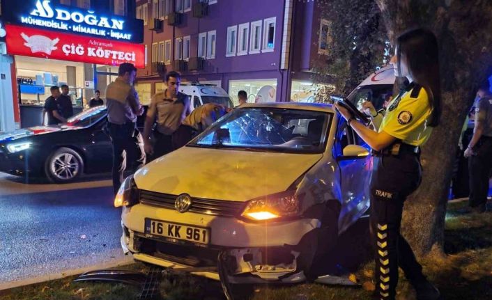 Bursa’da otomobil kamyonete çarptı, sürücüsü yaralandı