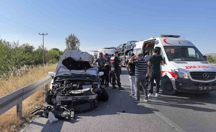 Bursa’da otomobil traktöre çarptı: 1 yaralı