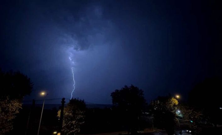 Bursa’da şimşekler geceyi aydınlattı