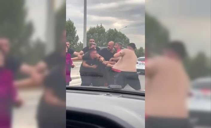 Bursa’da yol verme kavgası kamerada: Vatandaşlar zor ayırdı