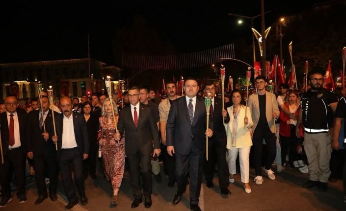 Büyük Zafer’in 103. yılı bayrak yürüyüşü ve fener alayı ile taçlandı