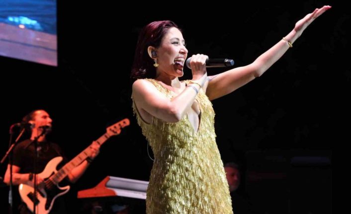 Büyükçekmece’de Melek Mosso konserine yoğun ilgi