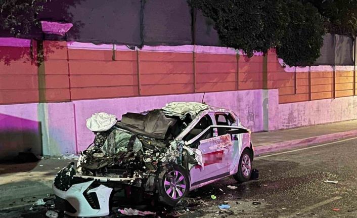 Büyükçekmece’de otomobil, TIR’a arkadan çarptı : 1 ölü, 4 yaralı