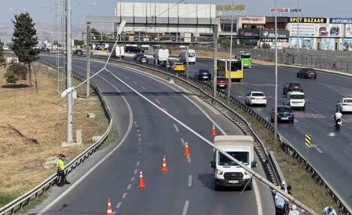 Büyükçekmece’de şiddetli rüzgardan aydınlatma direği yan yattı, E-5 trafiğe kapatıldı