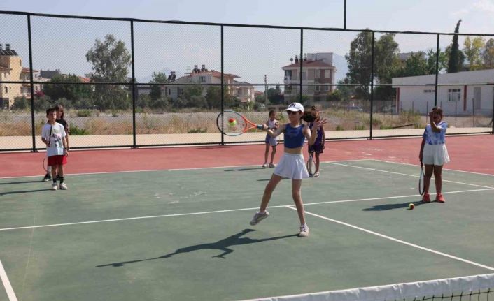 Büyükşehir Belediyesi Döşemealtı’nda yeni tenis kursu açtı