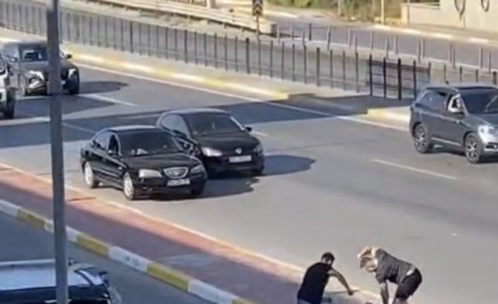 Cadde ortasında çekiç ve sopalı kavga kamerada