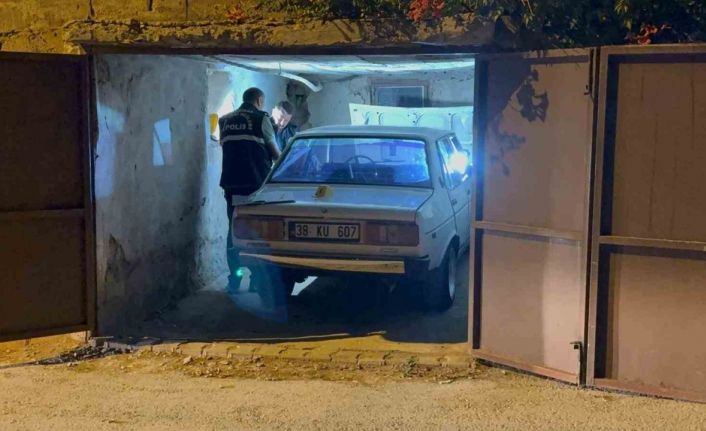 Çaldıkları otomobille kaza yapıp, otoparka park ettiler