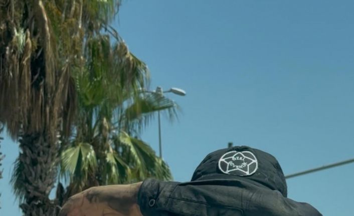 Cam silen şahıslar sürücüleri rahatsız etmeye devam ediyor