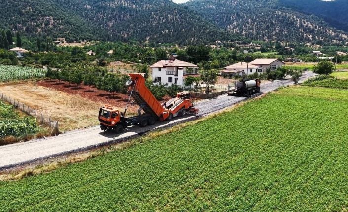 Çameli Belediyesi kendi imkanlarıyla kırsal mahalleleri asfaltla buluşturuyor