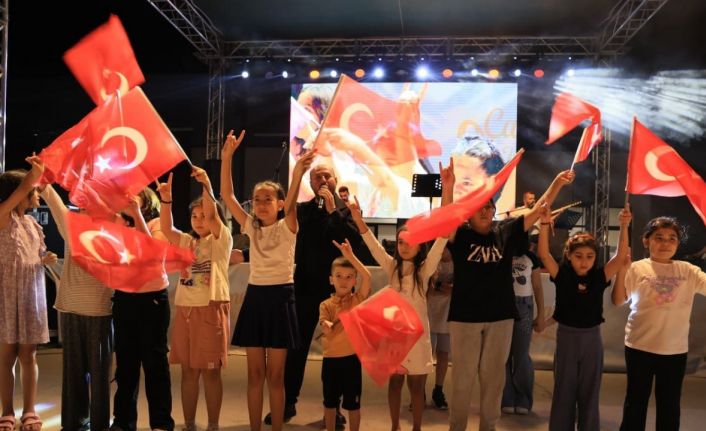 Çameli’nde sahne alan Ahmet Öngel, milli duyguları yaşattı