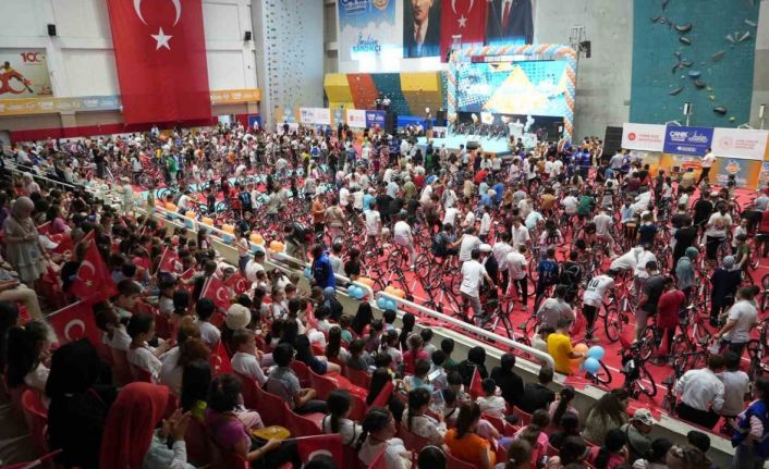 Camiye giden 4 bin çocuk ve genç hediyelerine kavuştu