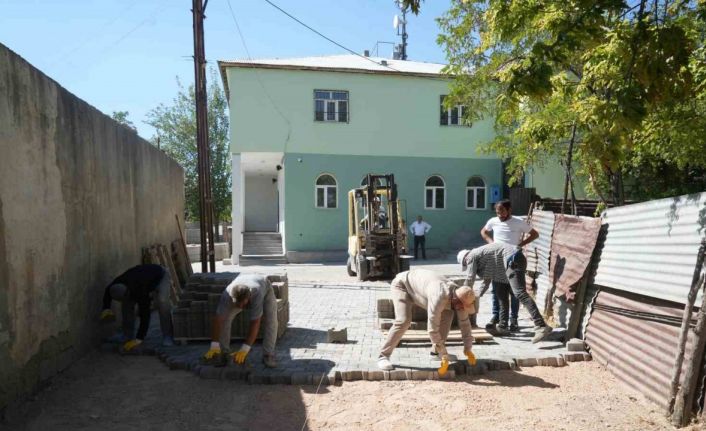 Çamurlu yol sorunu kilitli parke taşıyla çözüme kavuşuyor