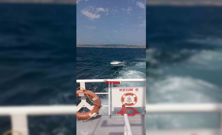 Çanakkale Boğazı’nda başıbos sürüklenen tekne yedeklenerek Lapseki Balıkçı Barınağı’na yanaştırıldı