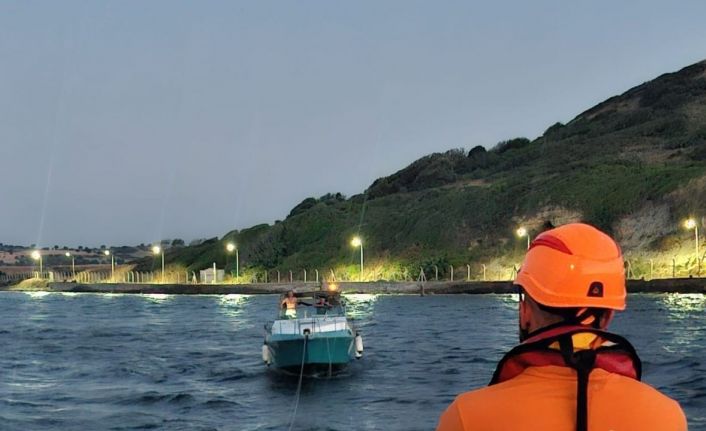 Çanakkale Boğazı’nda içinde 2 kişinin bulunduğu tekne kurtarıldı