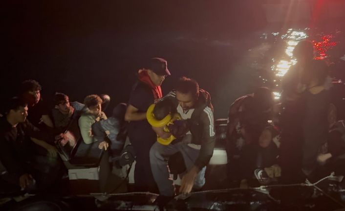 Çanakkale’de 25 kaçak göçmen ile 1 göçmen kaçakçısı yakalandı