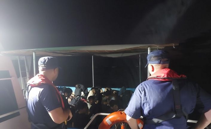 Çanakkale’de 56 kaçak göçmen ve 4 göçmen kaçakçısı yakalandı
