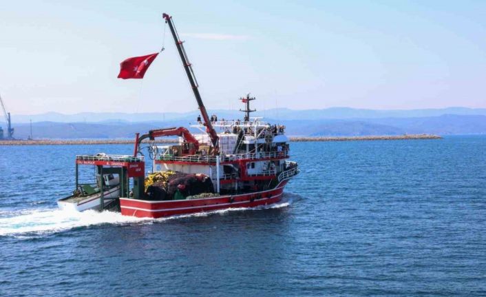 Çanakkale’de balıkçılar ’Vira bismillah’ diyerek denize açıldı