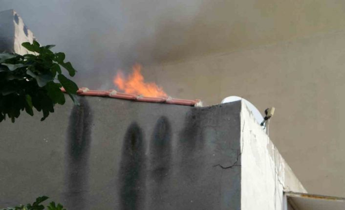 Çanakkale’de çatı katında çıkan yangın korkuttu