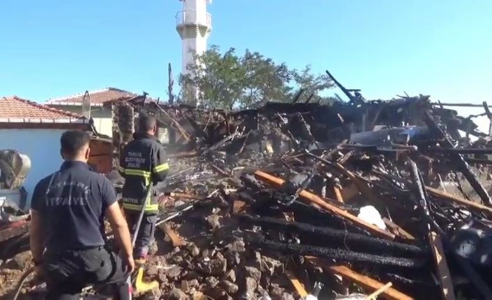 Çanakkale’de imamın evi yandı