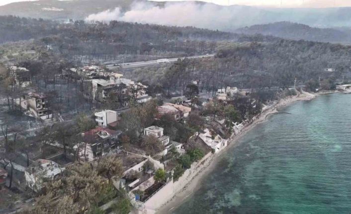 Çanakkale’de yanan villalar sabahın ilk ışıklarıyla görüntülendi