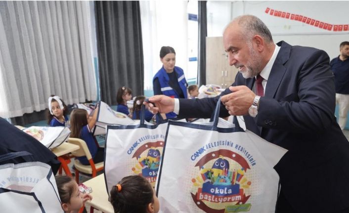 Canik Belediyesi’nden öğrencilere çanta ve kırtasiye desteği