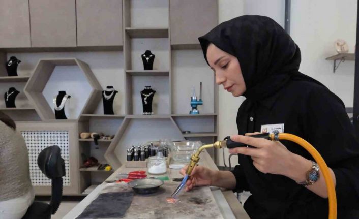 Çapa yapan eller artık gümüşe şekil veriyor