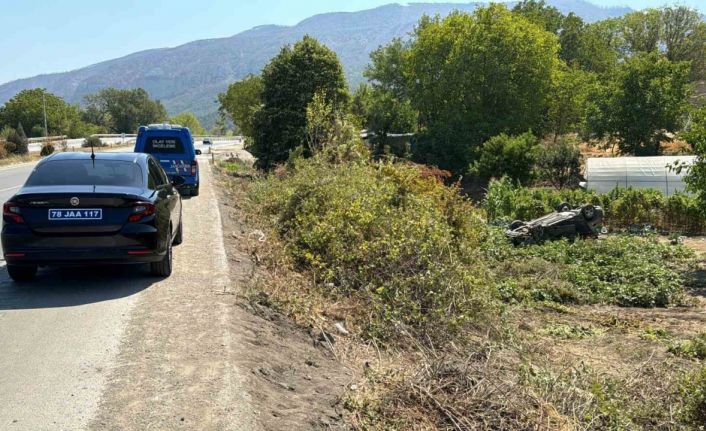 Çarpışan otomobillerden biri takla atıp bahçeye uçtu: 1’i ağır 5 yaralı