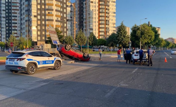 Çarpışan otomobillerden biri takla attı: 2 yaralı