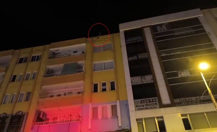 Çatıda intihara kalkışan genç yürekleri ağza getirdi