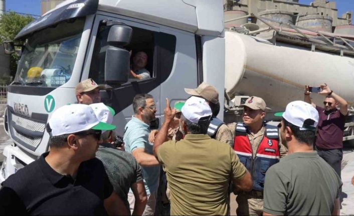 Çimento fabrikasının tozu, beldeyi isyan ettirdi