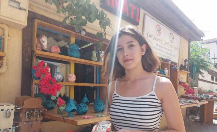 Çini atölyesinde sanatla şekillenen ürünler