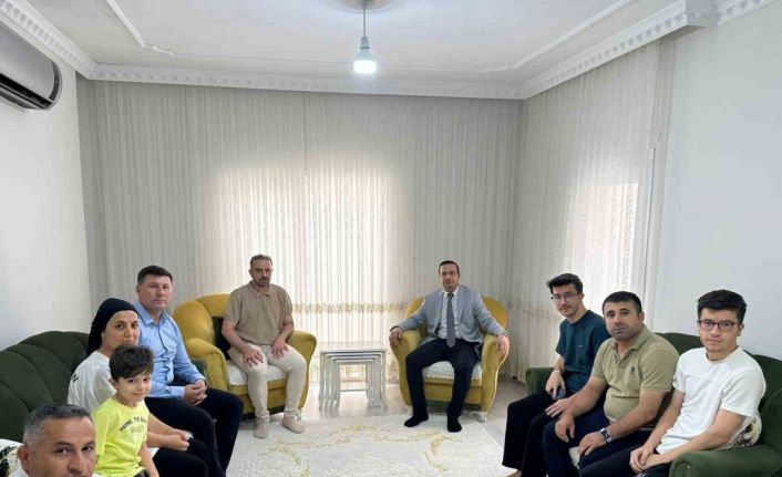 Cizre Kaymakamı Baycar, YKS’de il birincisi olan öğrencileri evlerinde ziyaret etti