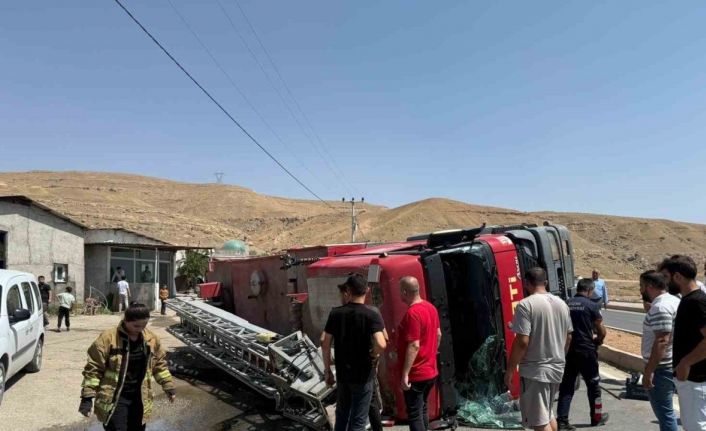 Cizre’de itfaiye aracının devrilip sürüklendiği kaza güvenlik kamerasına yansıdı