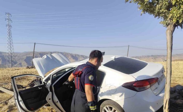 Cizre’de otomobil yol kenarına savruldu: 3 yaralı
