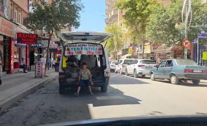 Çocuğun araç arkasındaki tehlikeli yolculuğu kamerada