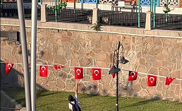 Çocuğun bayrak hassasiyeti kamerada